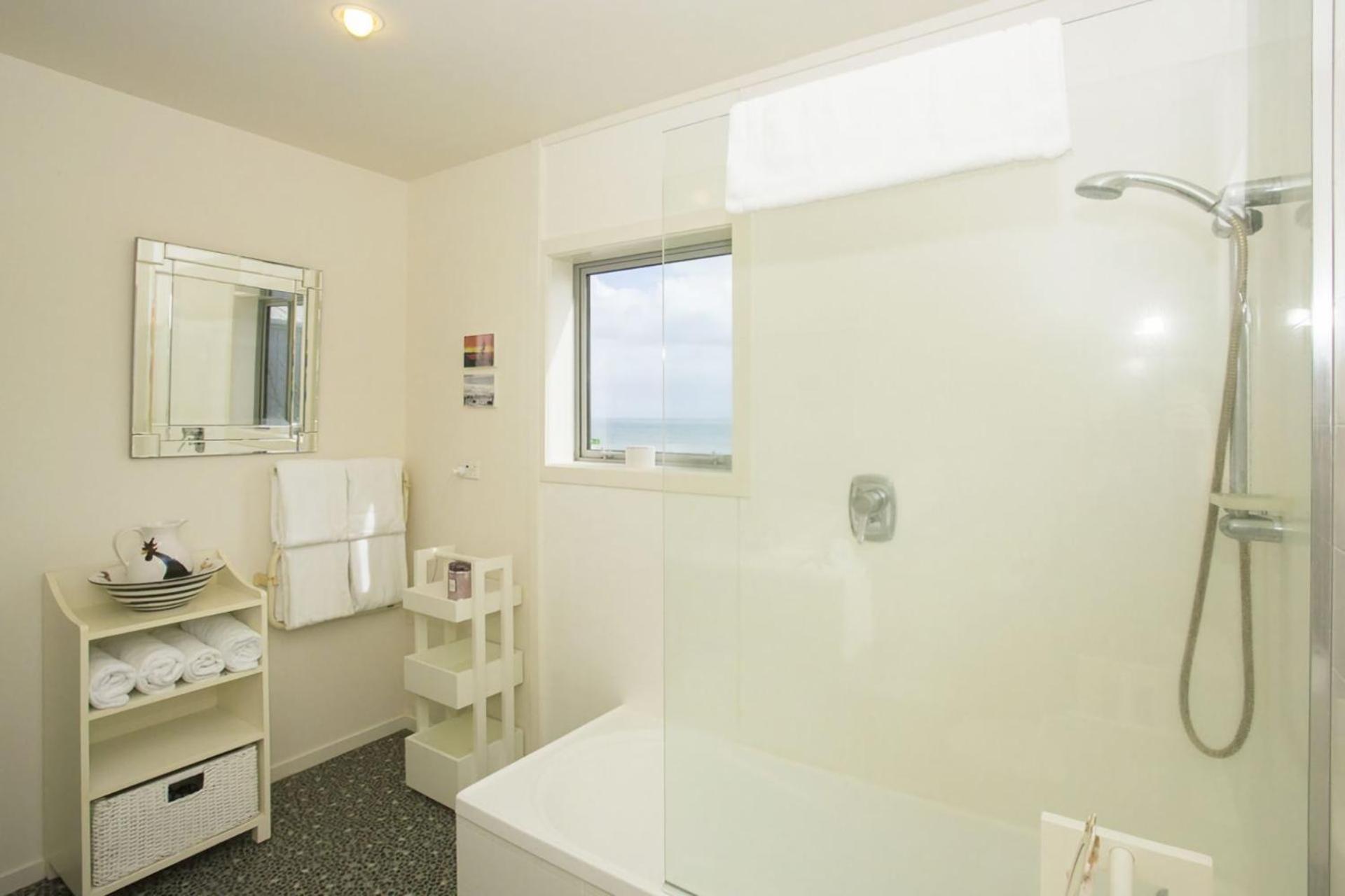 Chester Cottage Beachfront Oakura Ngoại thất bức ảnh
